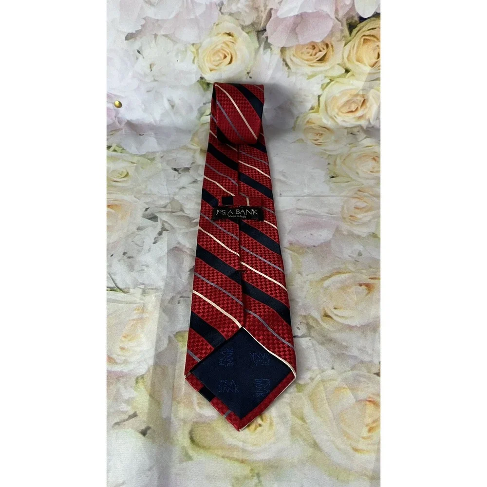 Jos A Bank Necktie Mens Tie Made In Italy 100% Silk 58x3.75 Stripes Red Navy